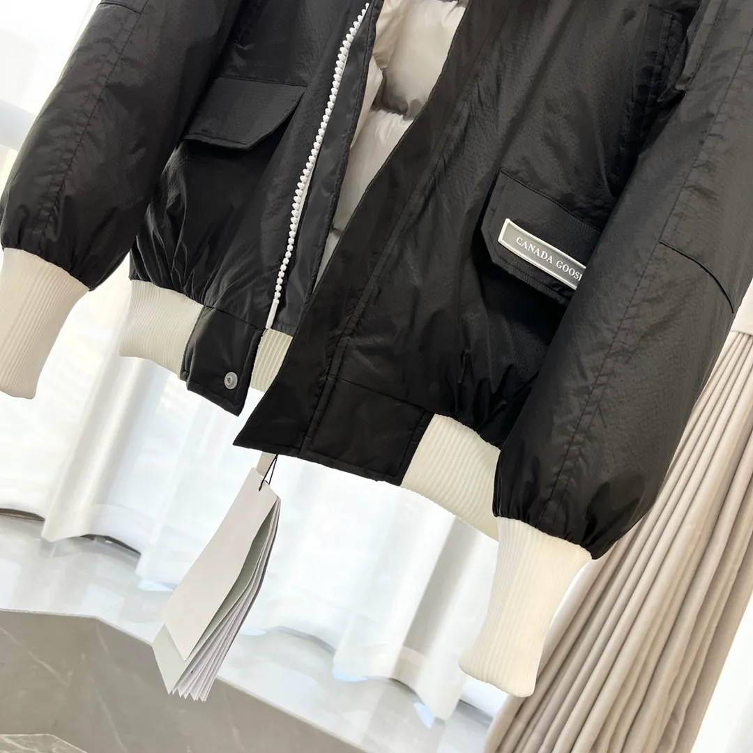 P780 𝗖𝗔𝗡𝗔𝗗𝗔 𝗚𝗢𝗢𝗦𝗘｜Canada Goose Glacier THE ICONS series Chilliwack bomber jacket 7999U1 Product color: black, white, dawn blue, pink, mood blue Size: S, M, L, XL, XXL Description: The Chilliwack bomber jacket was originally designed for pilots in the uninhabited areas of northern Canada. It is durable, warm and easy to move, which can meet the needs of pilots working in the Arctic waterways. Chilliwack's iconic style remains popular and is a popular jacket from Canada Goose. The Northern Lights capsule collection is reimagined in rich hues inspired by the stunning colors of Canada's north. The Glacial Haze capsule series is improved with an eye-catching and layered color series, giving people the feeling of being caught in the mist around icebergs and glaciers. Material list: 1⃣ Original custom-made double plain 9500-100% nylon nylon fabric 2⃣ Original YKK zipper, not a sub-factory product 3⃣ National standard 80% widely inspected white duck down, (ZP uses 80% white duck down/everything that boasts 90% is fake) Material analysis characteristics: 1⃣ Original factory/9500-100% nylon100% nylon Lurex yarn is actually 100% nylon. Nowadays, there are few pure ones. Most of them are mixed with cotton or polyester. Our top-quality original version is developed in accordance with ZP and uses the same material. 2⃣ As we all know, the original version uses 80% white duck down. The fill power refers to the cubic inches of volume occupied by each ounce (30 grams) of down under certain conditions. If one ounce of down occupies 500 cubic inches, the fill power of the down is 500. So we can simply understand it as: fill power is the volume of down, and the volume of down is fill power. The higher the fill power of down, it means that under the same filling amount, down can fix a larger volume of air layer to keep warm and insulate, so the warmth retention of down is better.